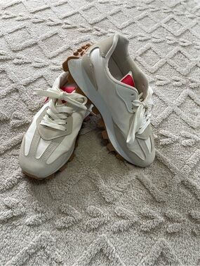 Cozzy  Girl  Cream & White Trail-Style Sneakers - Sz 9 Athletic